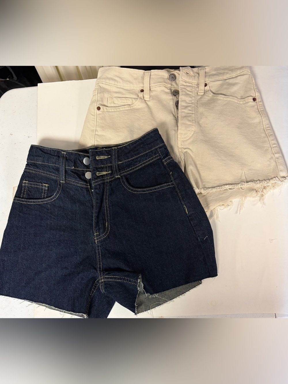 Set of 2 Denin Shorts With Distressed Hem Size S/6